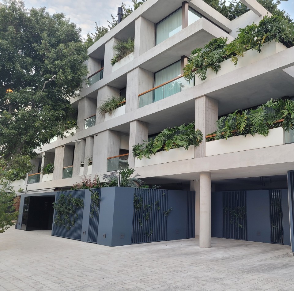 Semipiso 4 Ambientes con 2 Cocheras Fijas. Edificio con Piscina y Sum