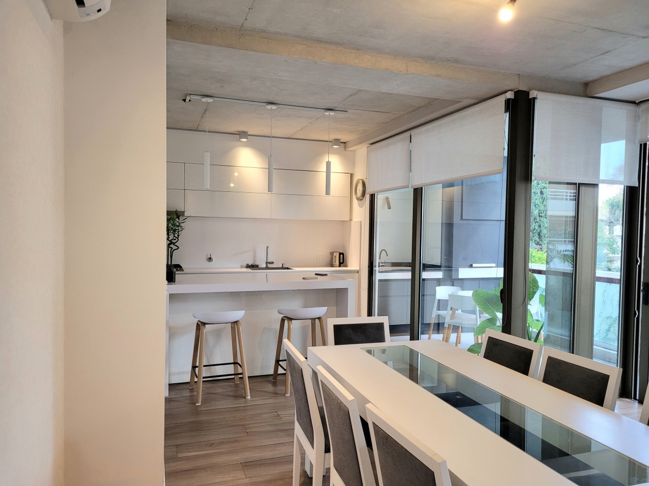 Semipiso 4 Ambientes con 2 Cocheras Fijas. Edificio con Piscina y Sum