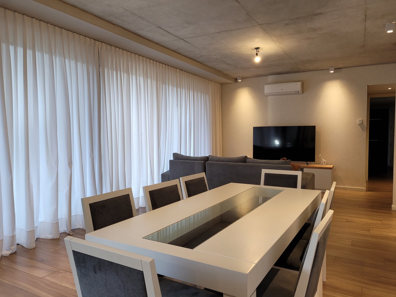 Semipiso 4 Ambientes con 2 Cocheras Fijas. Edificio con Piscina y Sum