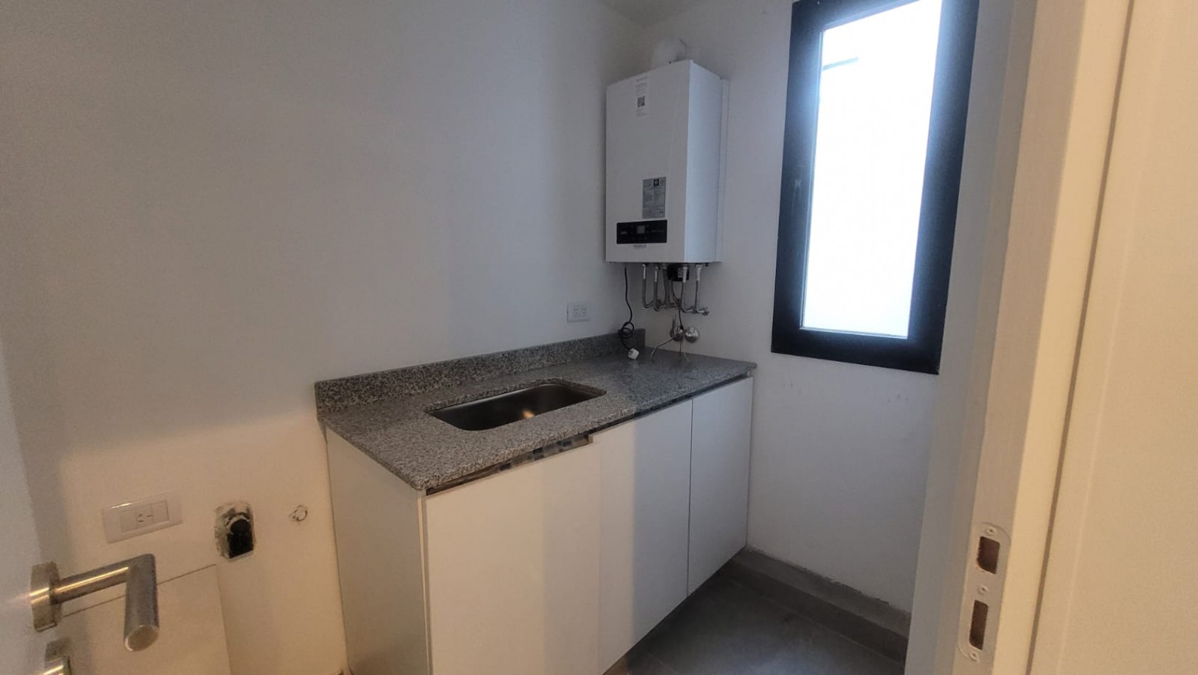 ALQUILADO. ALQUILER. Departamento de 3 Ambientes. VILLA URQUIZA. Al Frente a Estrenar con Toilette, Patio y Parrilla
