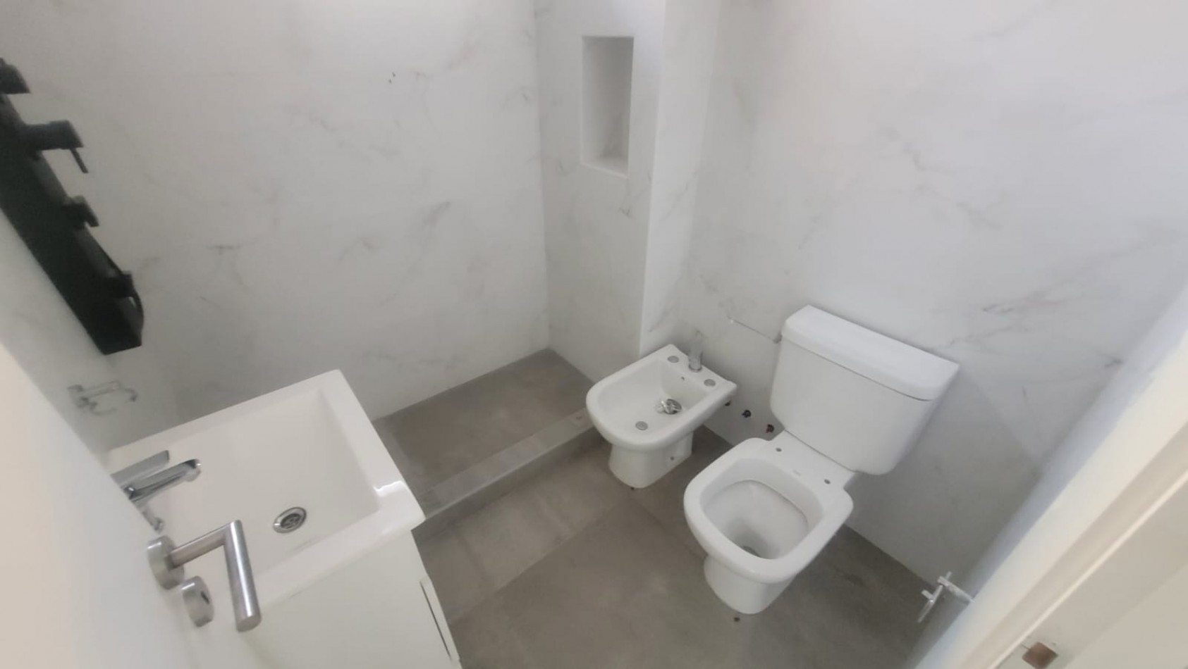 ALQUILADO. ALQUILER. Departamento de 3 Ambientes. VILLA URQUIZA. Al Frente a Estrenar con Toilette, Patio y Parrilla