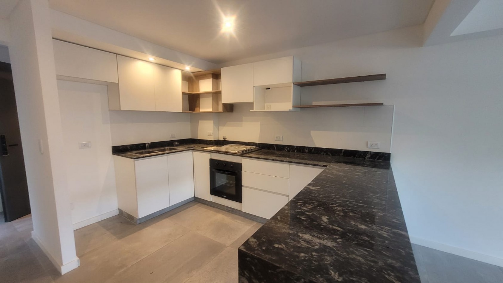 ALQUILADO. ALQUILER. Departamento de 3 Ambientes. VILLA URQUIZA. Al Frente a Estrenar con Toilette, Patio y Parrilla