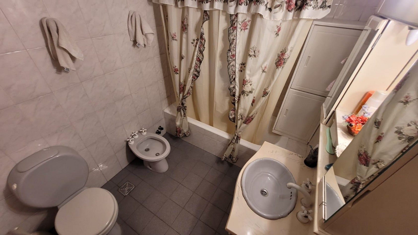 EN VENTA. PH 5 Ambientes tipo duplex.  Cochera, Patios, Terraza y Pileta. SAAVEDRA