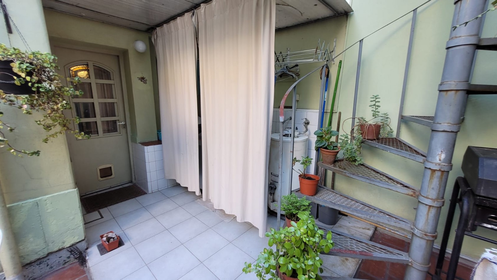 EN VENTA. PH 5 Ambientes tipo duplex.  Cochera, Patios, Terraza y Pileta. SAAVEDRA