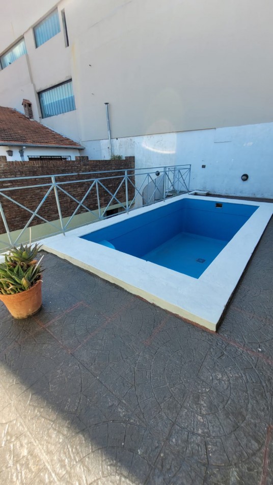 EN VENTA. PH 5 Ambientes tipo duplex.  Cochera, Patios, Terraza y Pileta. SAAVEDRA
