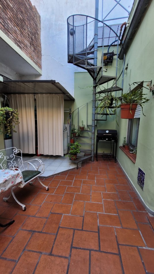 EN VENTA. PH 5 Ambientes tipo duplex.  Cochera, Patios, Terraza y Pileta. SAAVEDRA