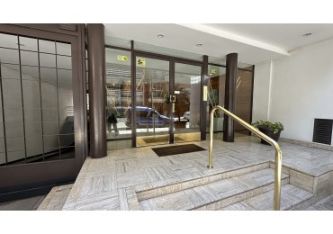 VENTA. Piso Unico 2 Dorm Y Dependencia de Servicio Cochera Fija Cubierta Baulera. BELGRANO